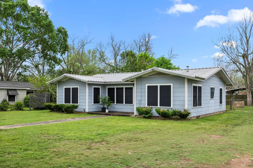 209 3rd Avenue Columbus, TX 78934