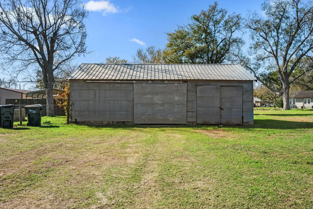 209 3rd Avenue Columbus, TX 78934