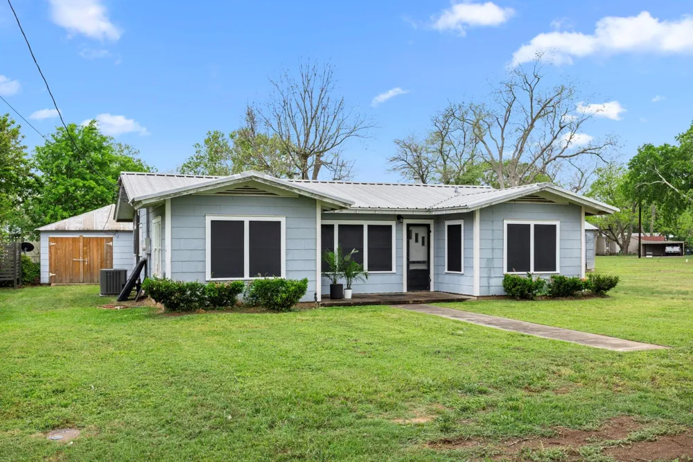 209 3rd Avenue Columbus, TX 78934