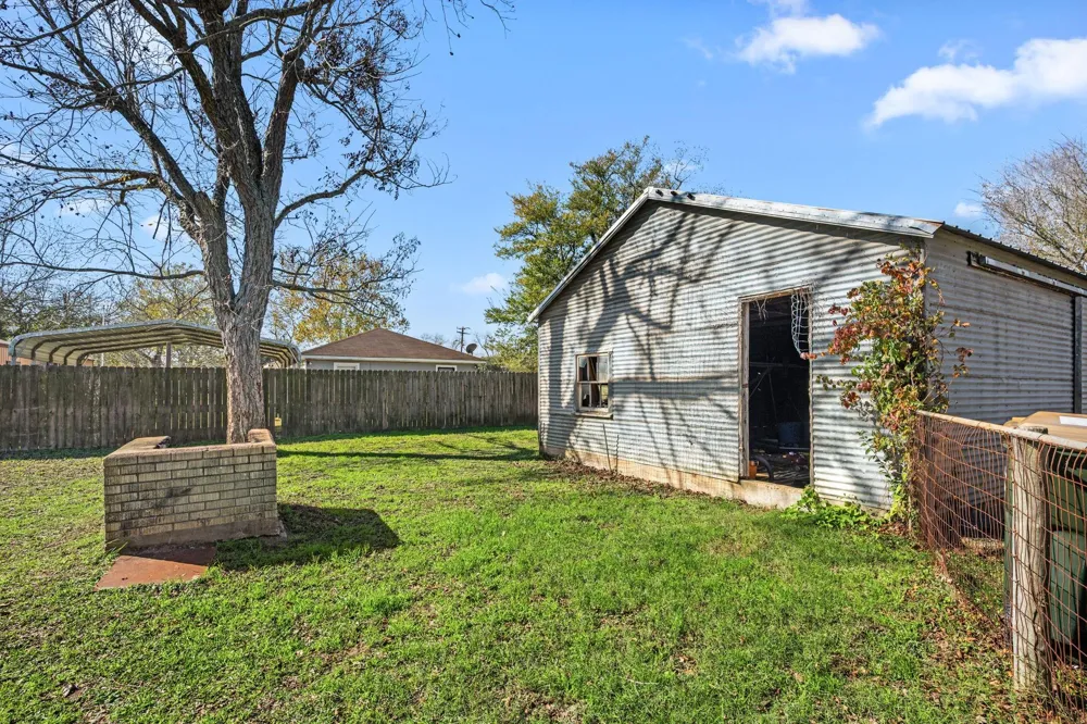 209 3rd Avenue Columbus, TX 78934