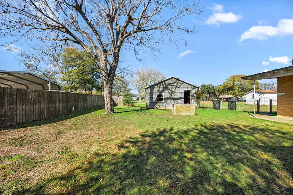 209 3rd Avenue Columbus, TX 78934