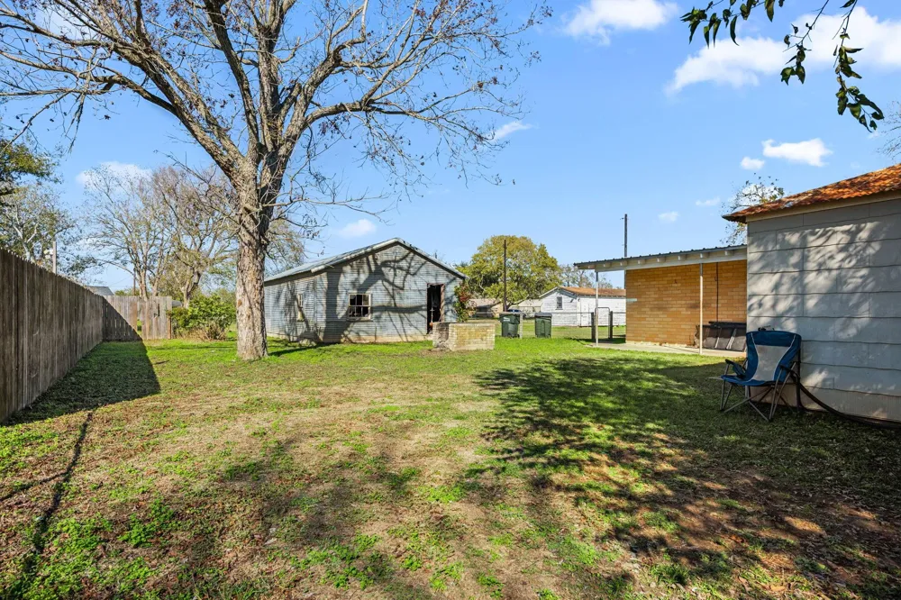 209 3rd Avenue Columbus, TX 78934