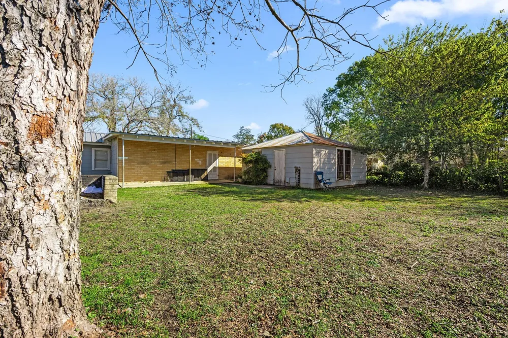 209 3rd Avenue Columbus, TX 78934