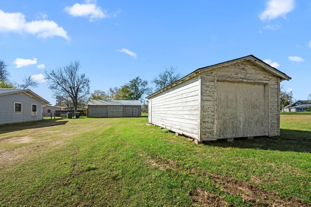 209 3rd Avenue Columbus, TX 78934