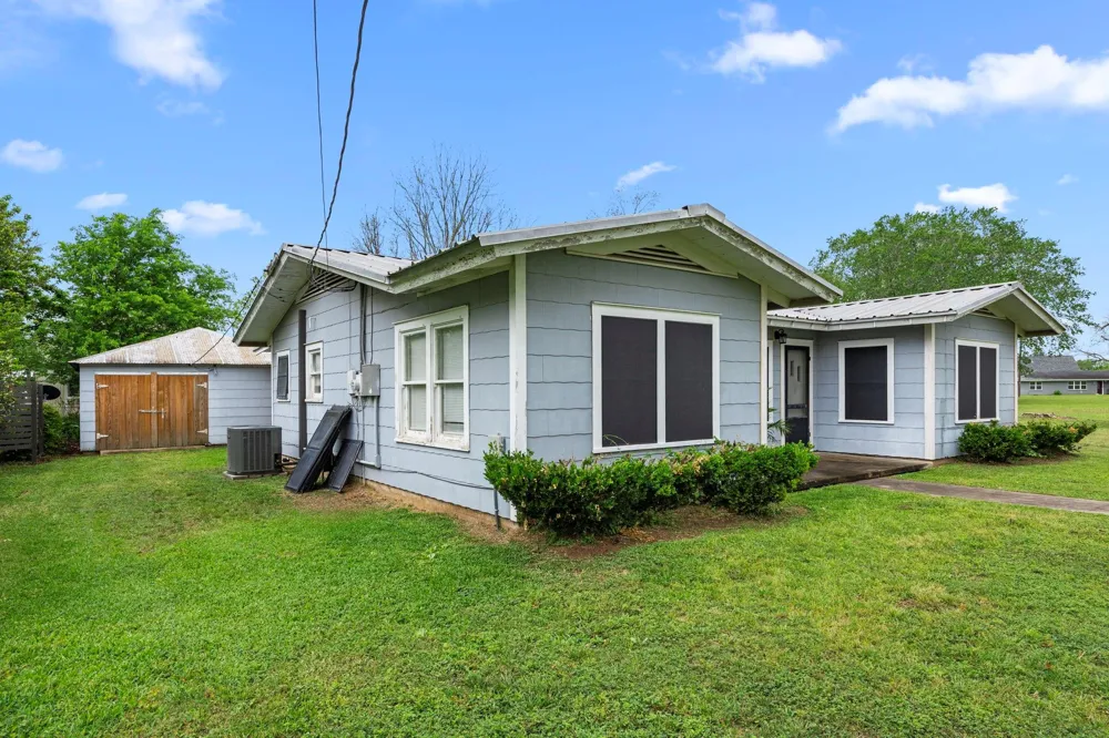 209 3rd Avenue Columbus, TX 78934