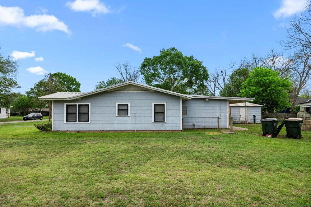 209 3rd Avenue Columbus, TX 78934