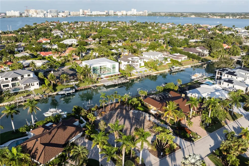526 SPOONBILL DRIVE Sarasota, FL 34236