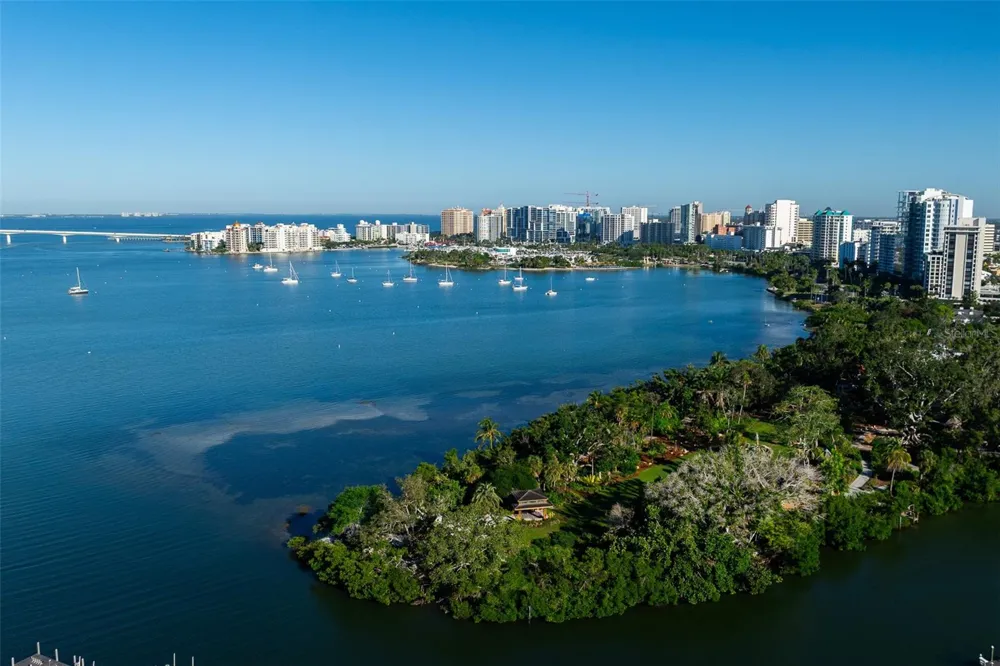 526 SPOONBILL DRIVE Sarasota, FL 34236