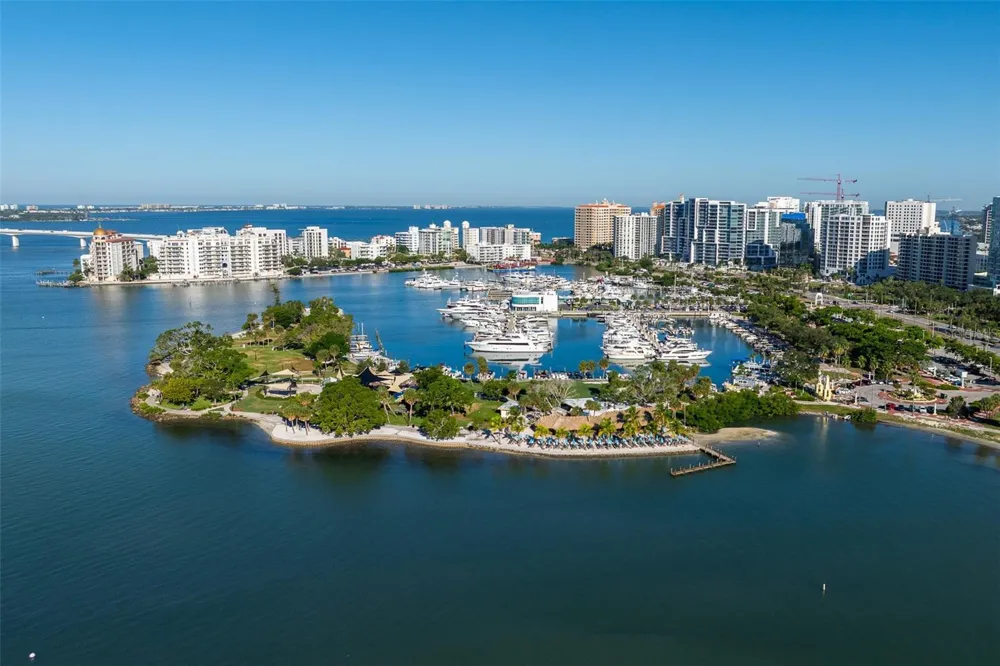 526 SPOONBILL DRIVE Sarasota, FL 34236