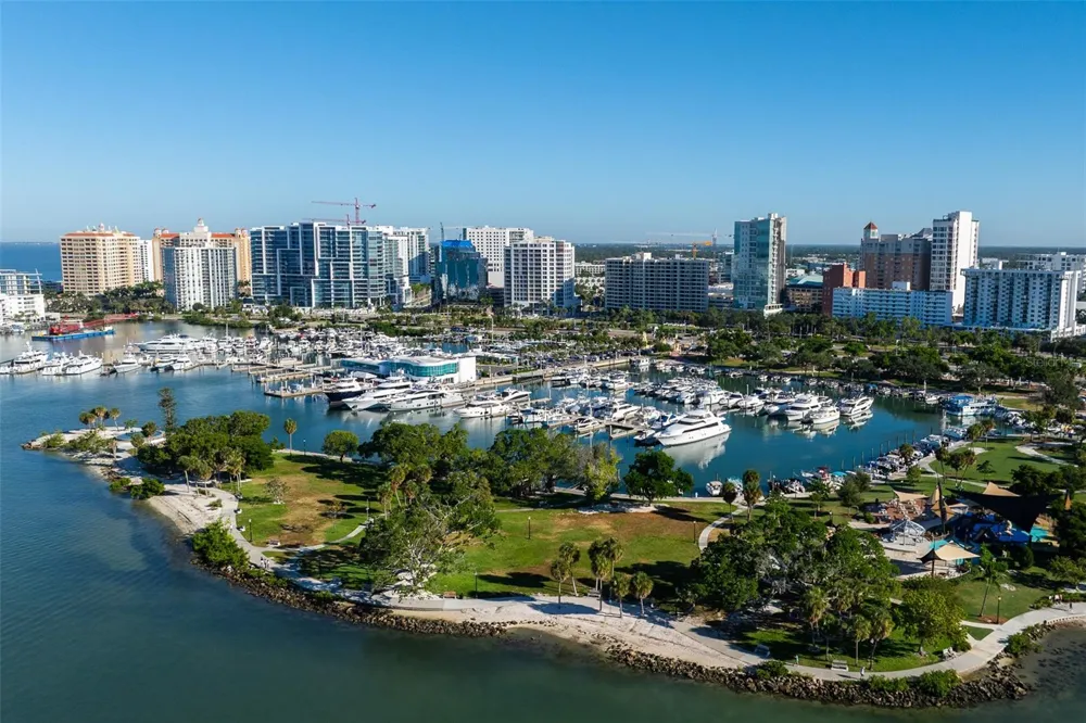 526 SPOONBILL DRIVE Sarasota, FL 34236