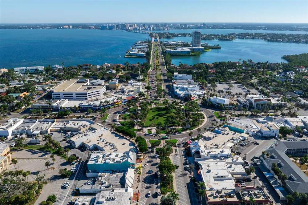 526 SPOONBILL DRIVE Sarasota, FL 34236