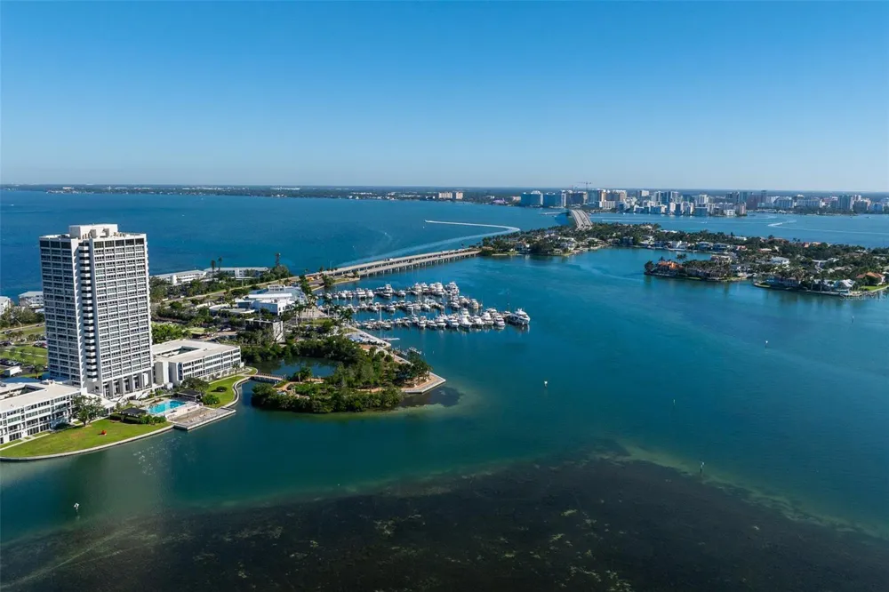 526 SPOONBILL DRIVE Sarasota, FL 34236
