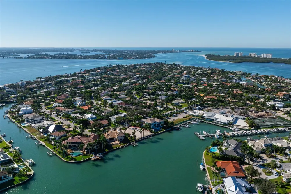 526 SPOONBILL DRIVE Sarasota, FL 34236