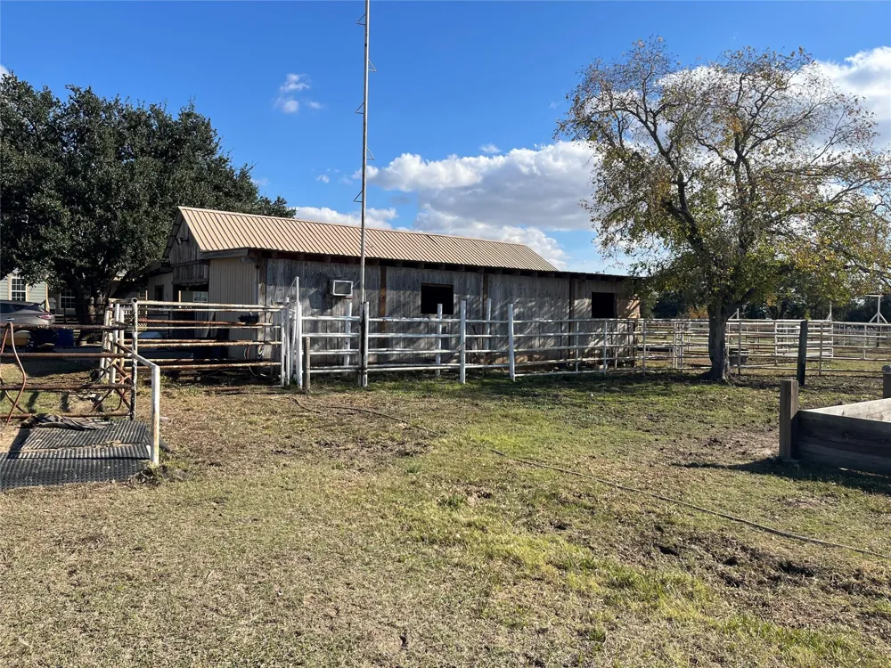 6817 Fm 1952 Road Wallis, TX 77485