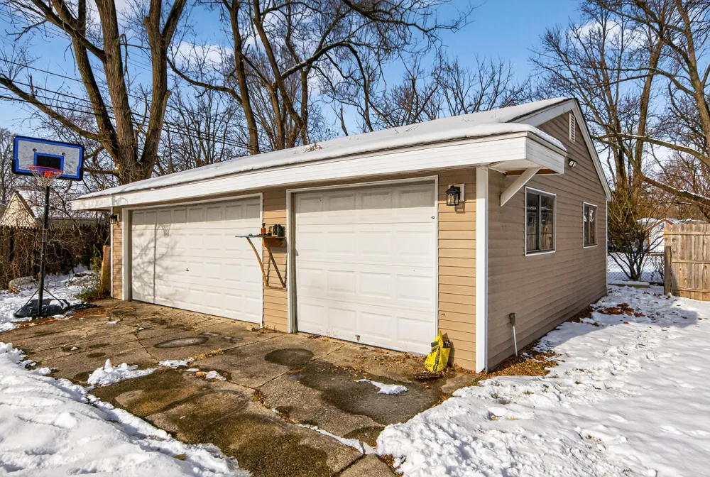8815 Marlowe Avenue Plymouth, MI 48170