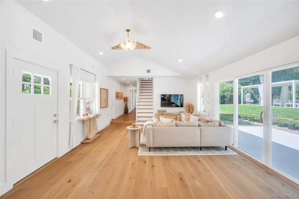 9 Pine Tree Road Southampton, NY 11968