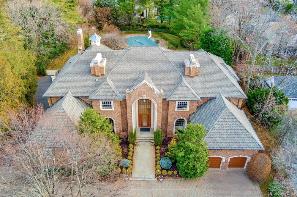 22 Willow Road Woodsburgh, NY 11598