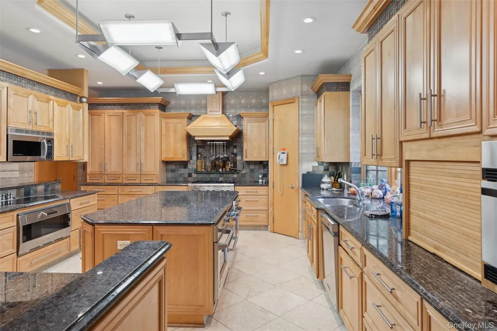 22 Willow Road Woodsburgh, NY 11598