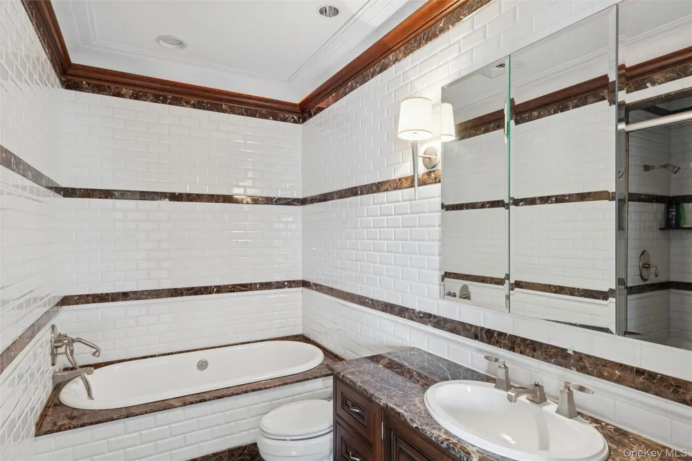 22 Willow Road Woodsburgh, NY 11598