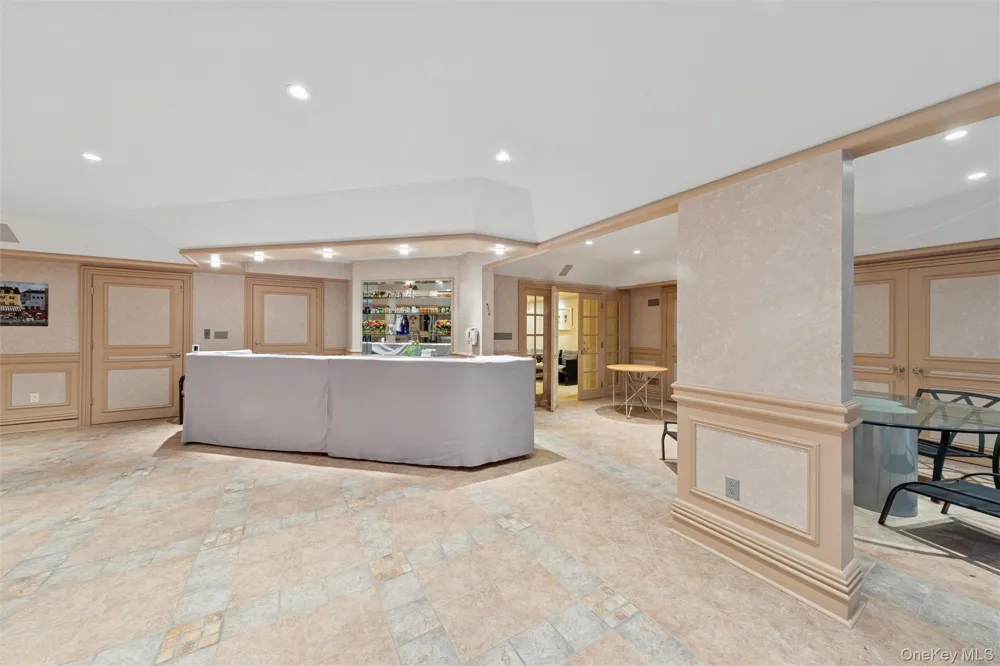 22 Willow Road Woodsburgh, NY 11598