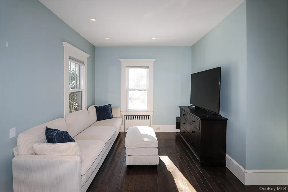 35 Francis Terrace Glen Cove, NY 11542