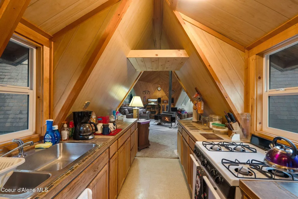 762 High Rd Sandpoint, ID 83864