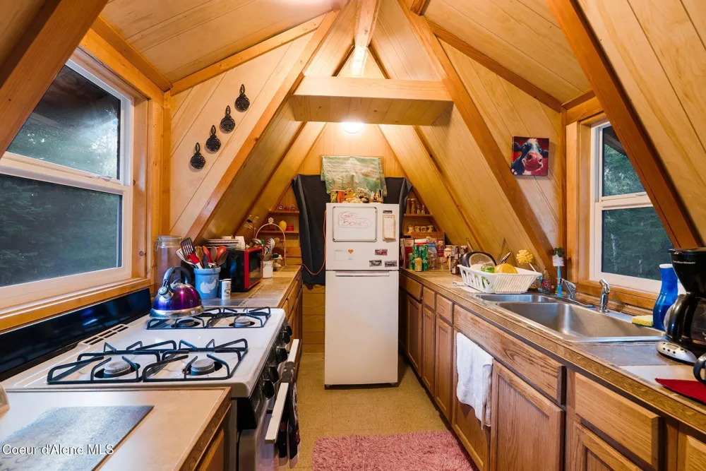 762 High Rd Sandpoint, ID 83864