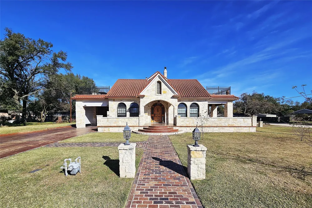 511 E Farrar Street Groesbeck, TX 76642