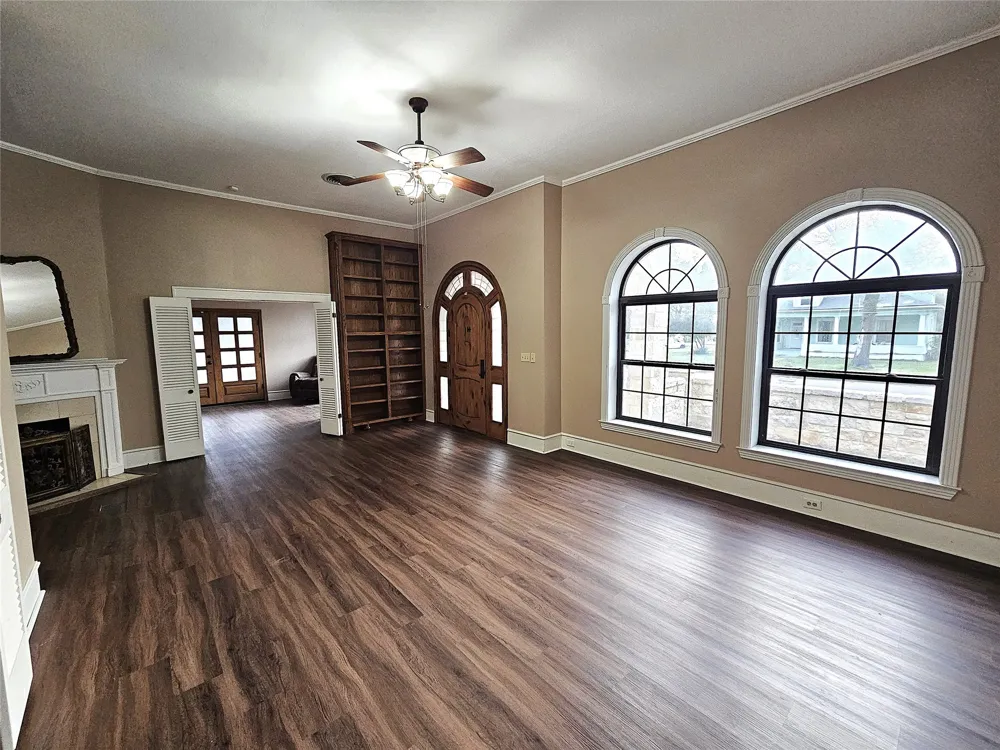 511 E Farrar Street Groesbeck, TX 76642