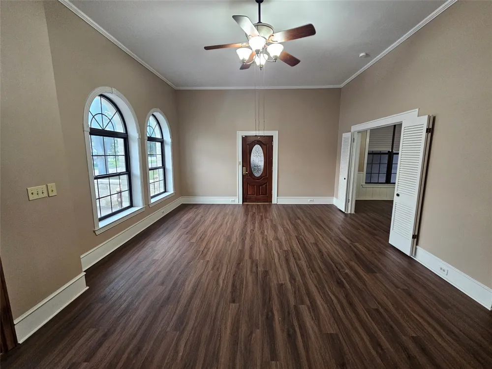 511 E Farrar Street Groesbeck, TX 76642
