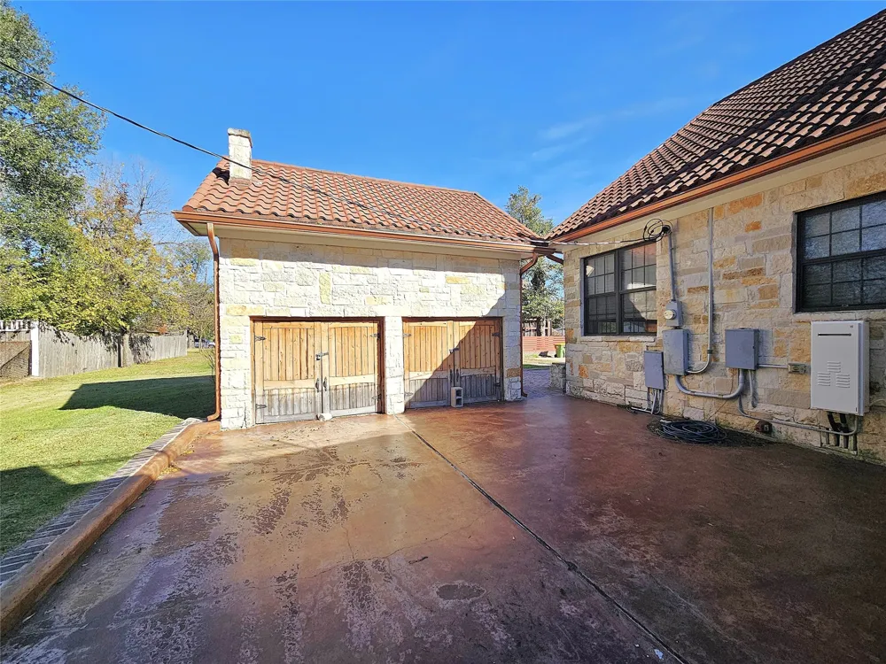 511 E Farrar Street Groesbeck, TX 76642