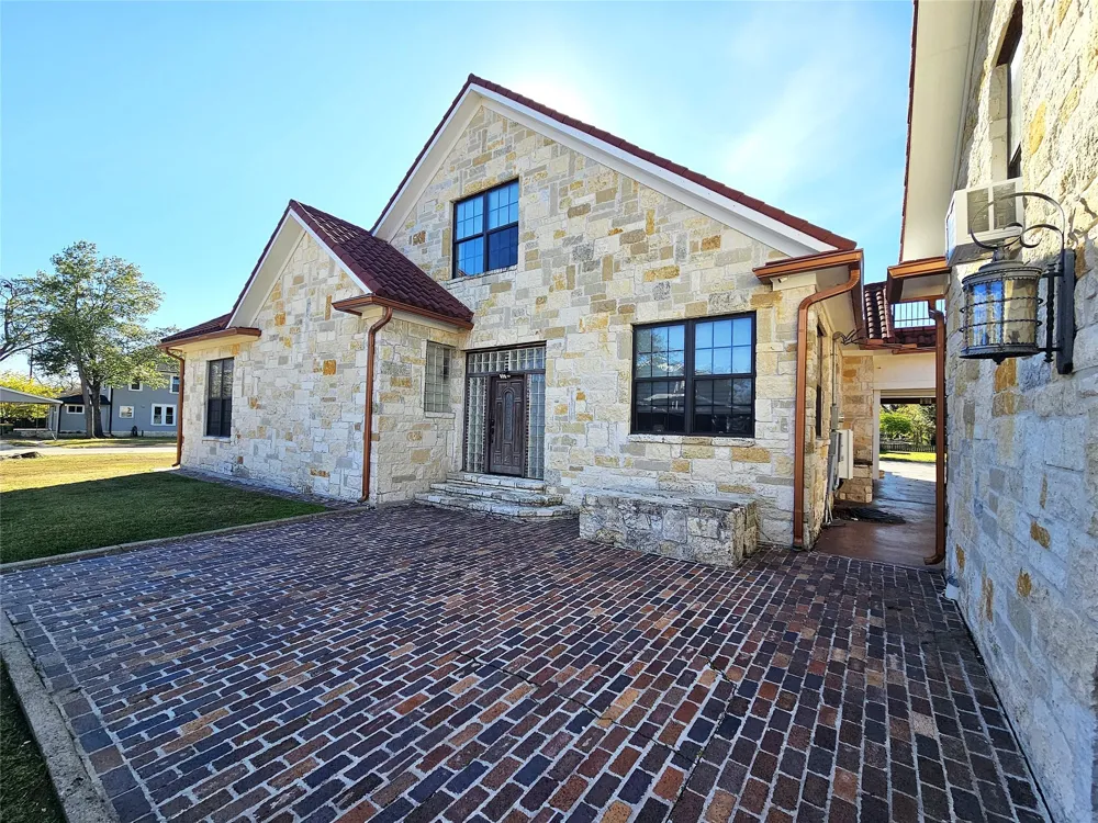 511 E Farrar Street Groesbeck, TX 76642