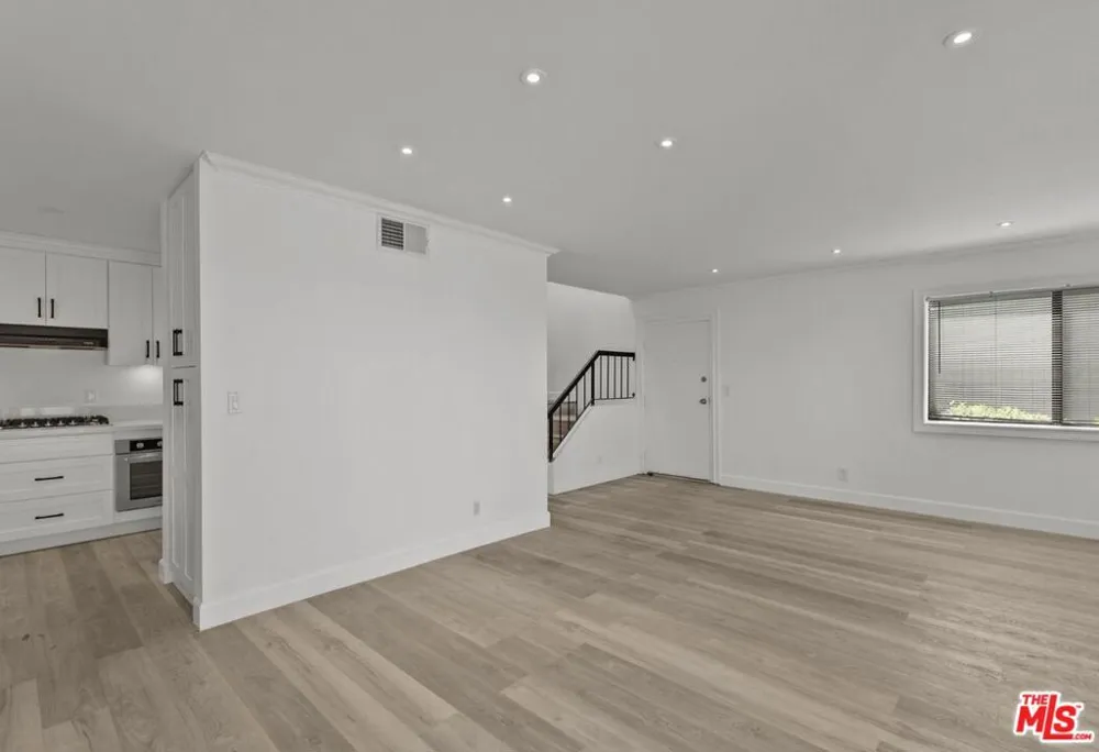 10500 Sunland Boulevard #4 Sunland, CA 91040