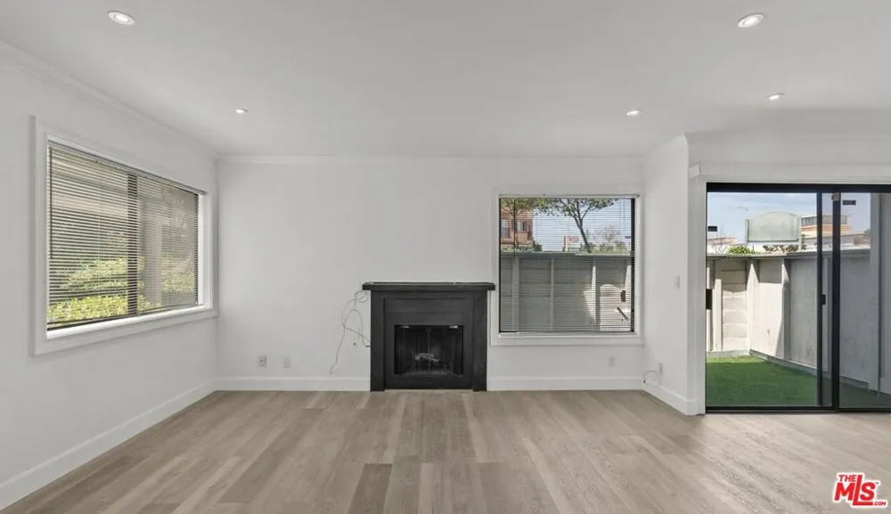 10500 Sunland Boulevard #4 Sunland, CA 91040