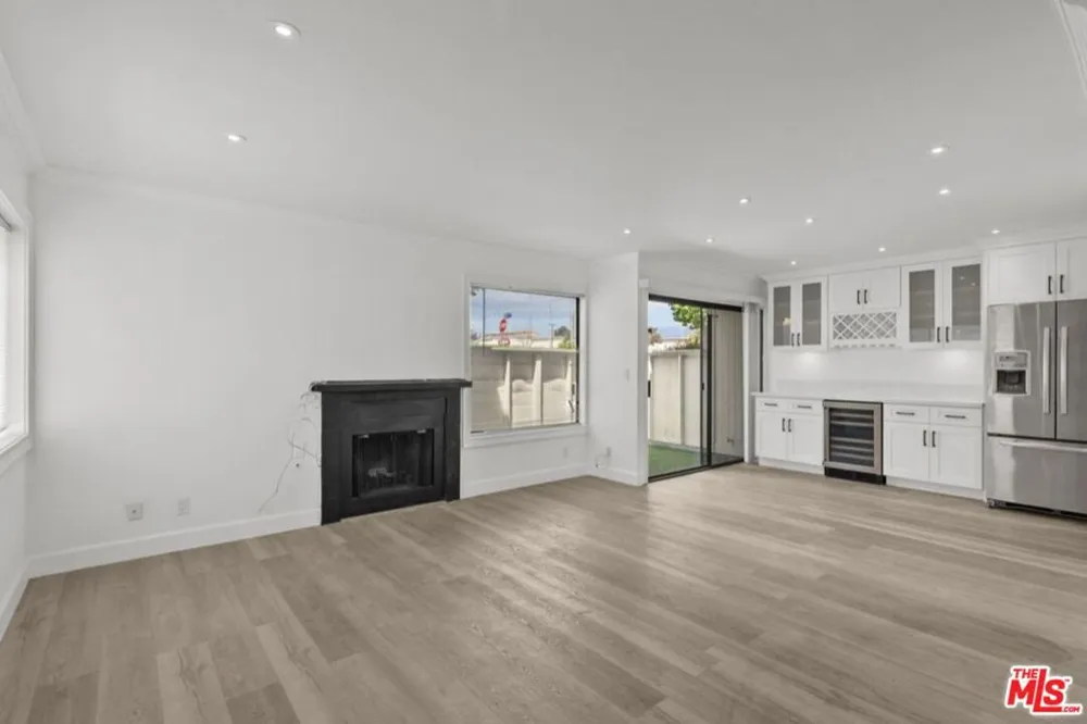 10500 Sunland Boulevard #4 Sunland, CA 91040