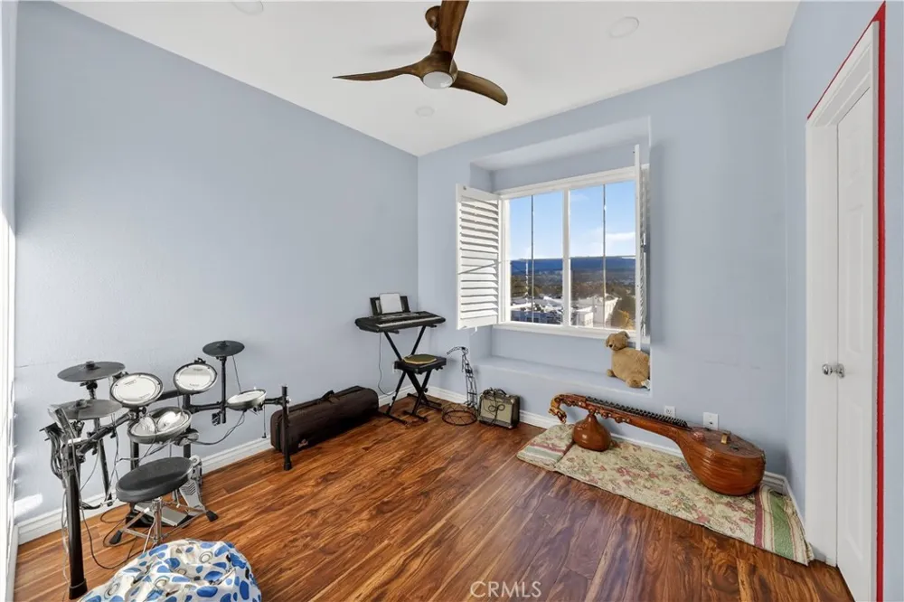 24332 Lorenzo Valencia, CA 91355