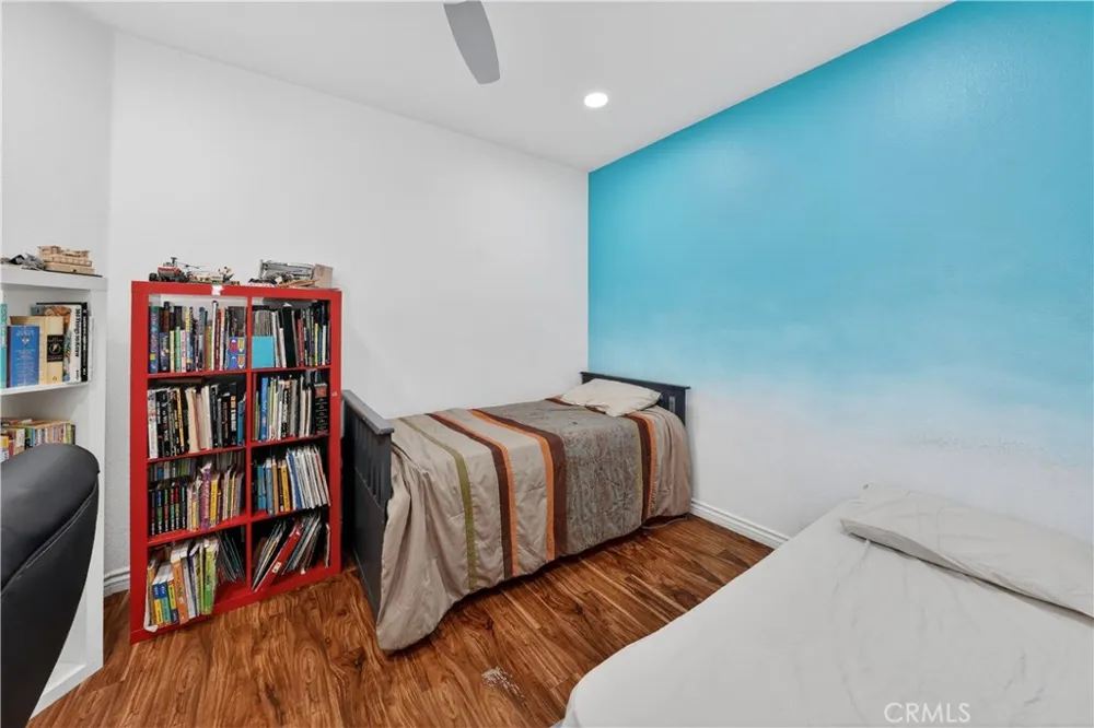 24332 Lorenzo Valencia, CA 91355