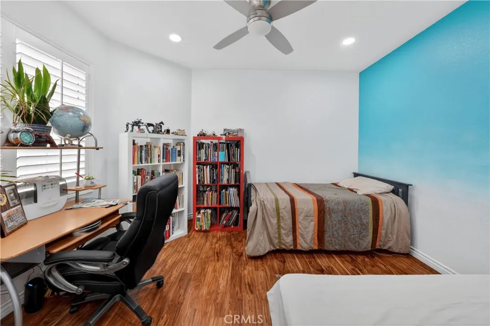 24332 Lorenzo Valencia, CA 91355