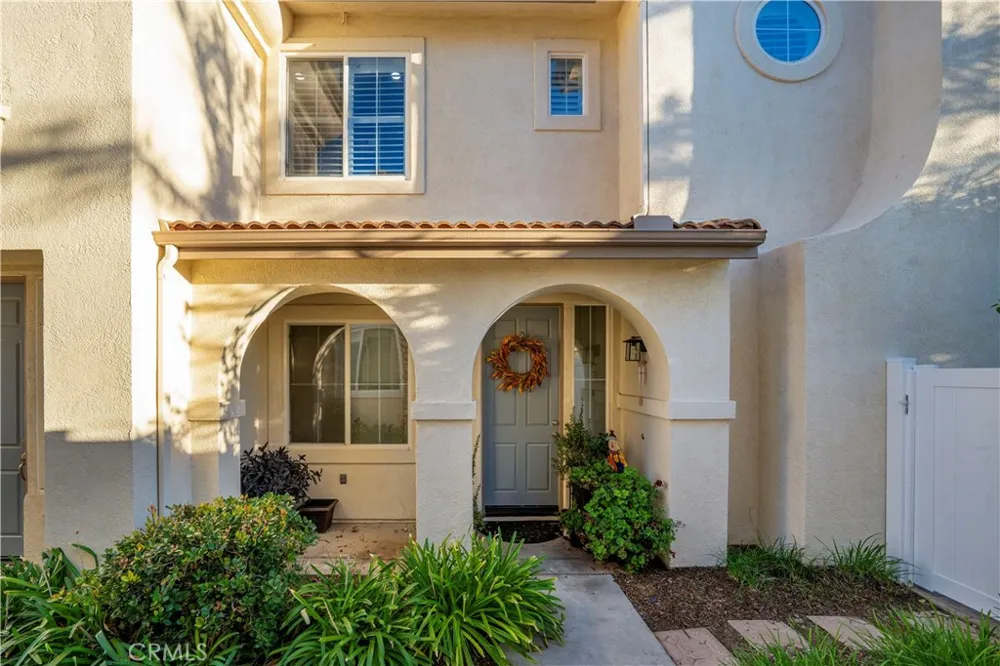 24332 Lorenzo Valencia, CA 91355