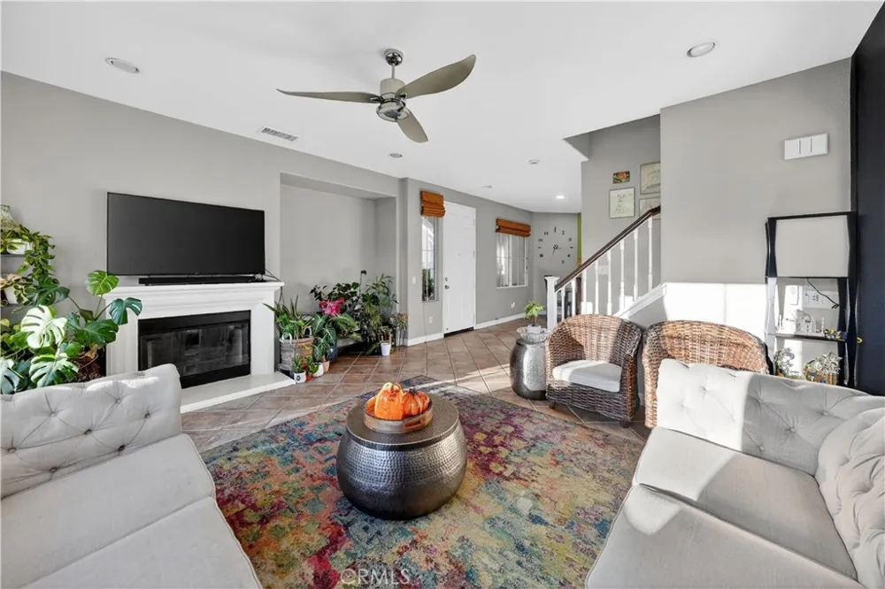 24332 Lorenzo Valencia, CA 91355
