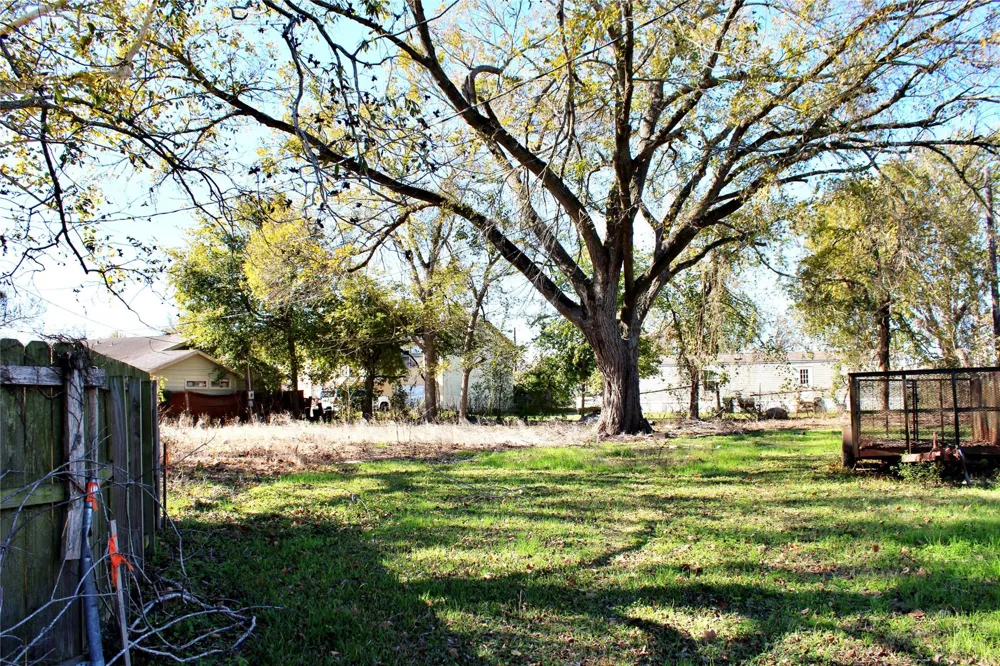 628 Austin Street Columbus, TX 78934