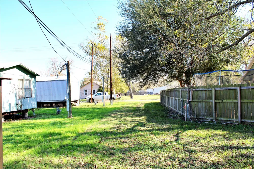 628 Austin Street Columbus, TX 78934