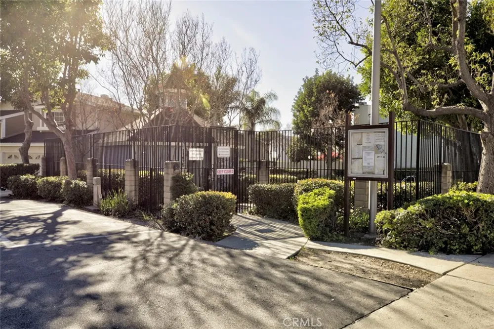 12325 Sweetbriar Pacoima, CA 91331