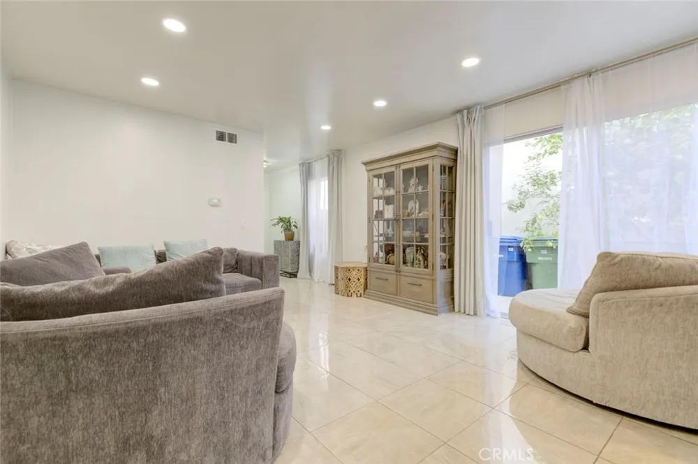 12325 Sweetbriar Pacoima, CA 91331