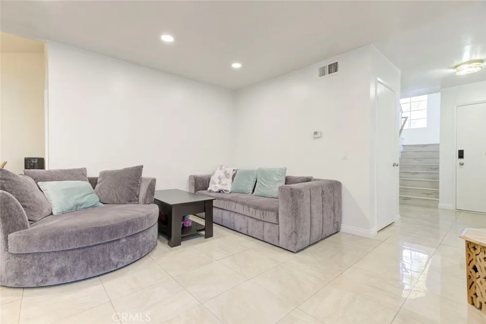 12325 Sweetbriar Pacoima, CA 91331