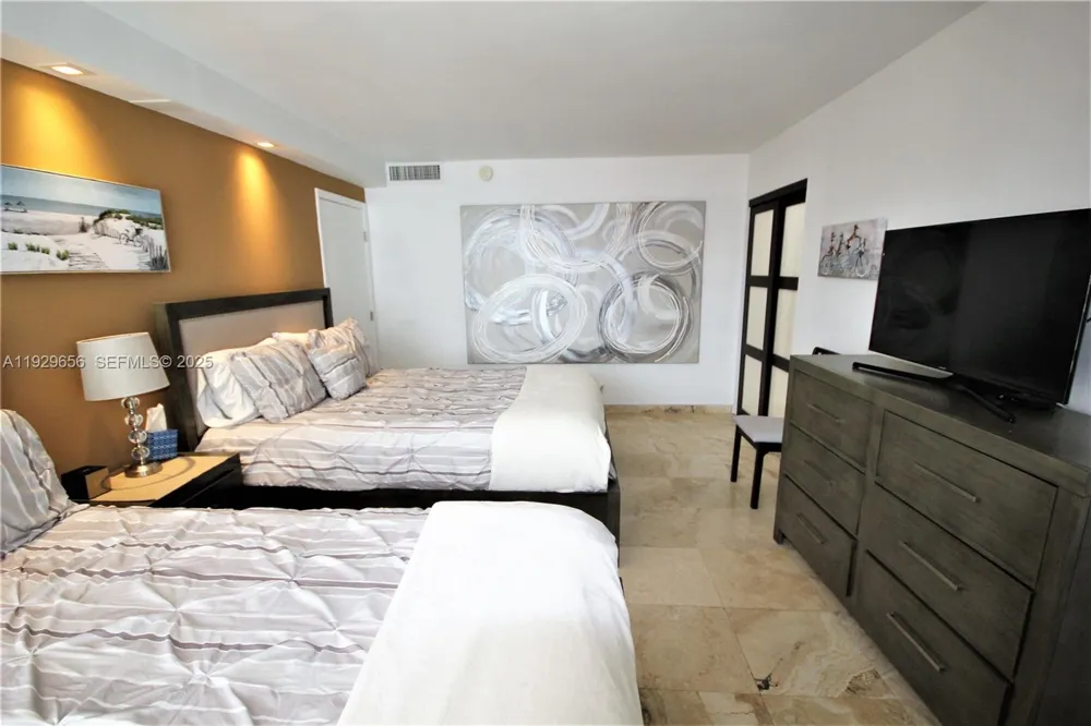 5161 Collins Ave #1610 Miami Beach, FL 33140