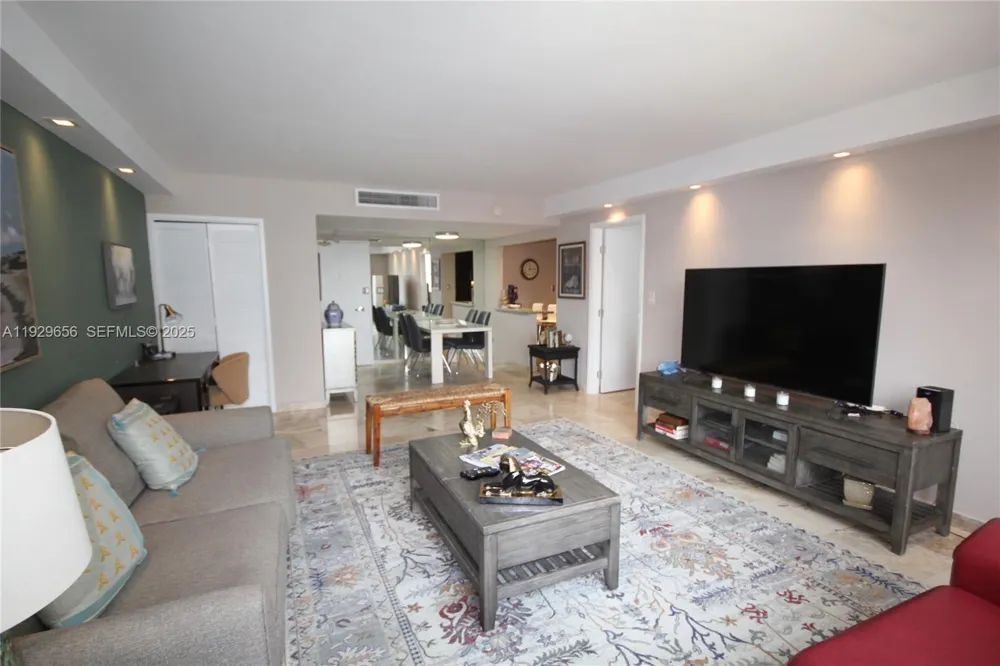 5161 Collins Ave #1610 Miami Beach, FL 33140