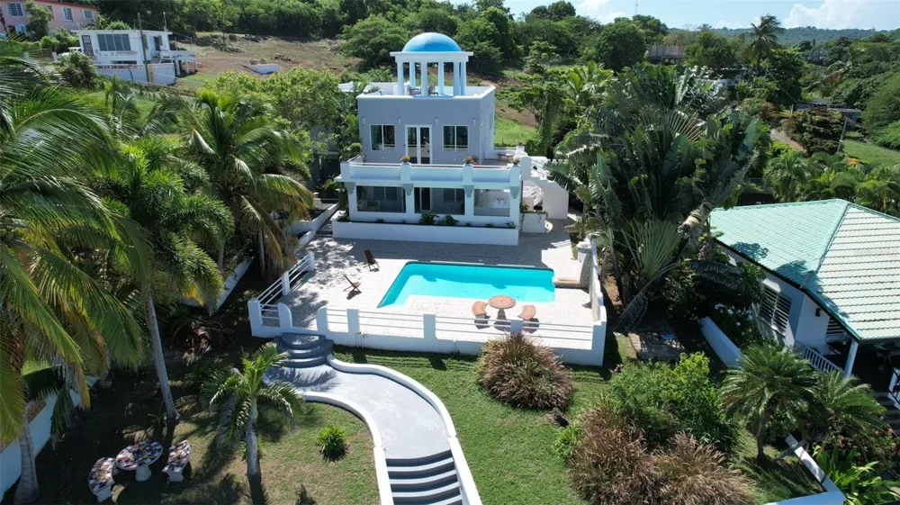 411 BRAVOS DE BOSTON Vieques, PR 00765