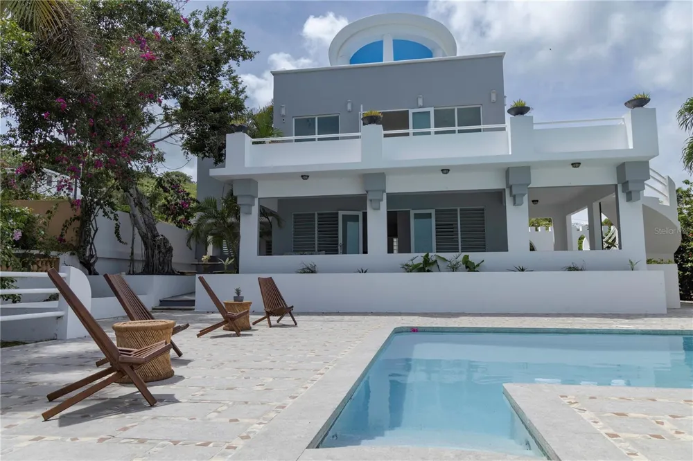 411 BRAVOS DE BOSTON Vieques, PR 00765