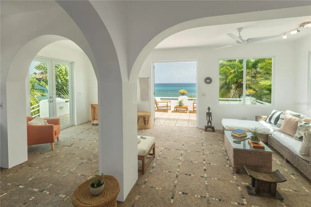 411 BRAVOS DE BOSTON Vieques, PR 00765